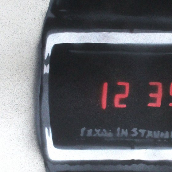 Cheap digital watch (p).