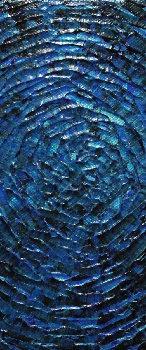 Small iridescent blue deep shine by Jonathan Pradillon