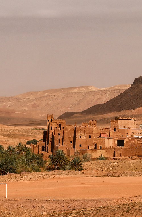 Maroc, terrain de foot et Ksar by Lionel Le Jeune