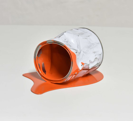 Le pot de peinture orange