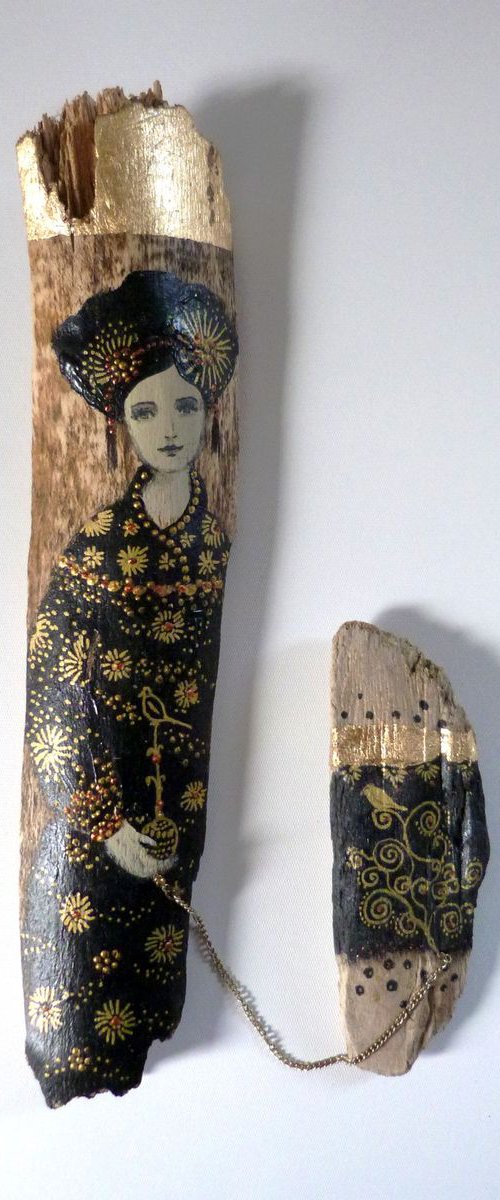 Double statuette in painted driftwood. "Distant memories" by Loetitia Pillault