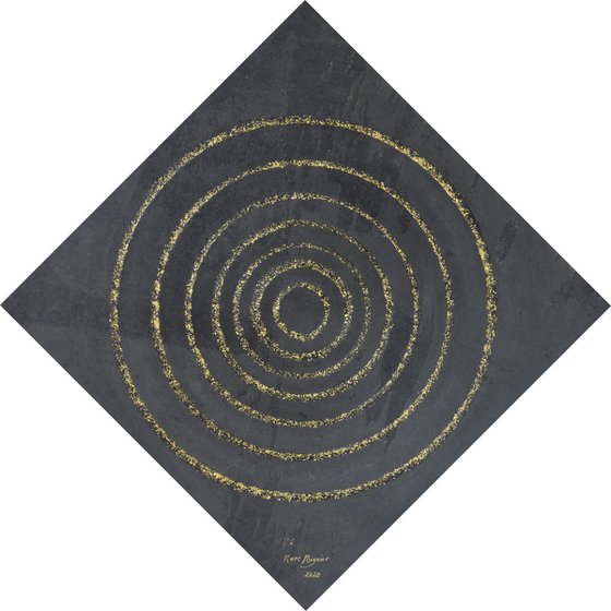 GOLDEN CIRCULAR TRACES