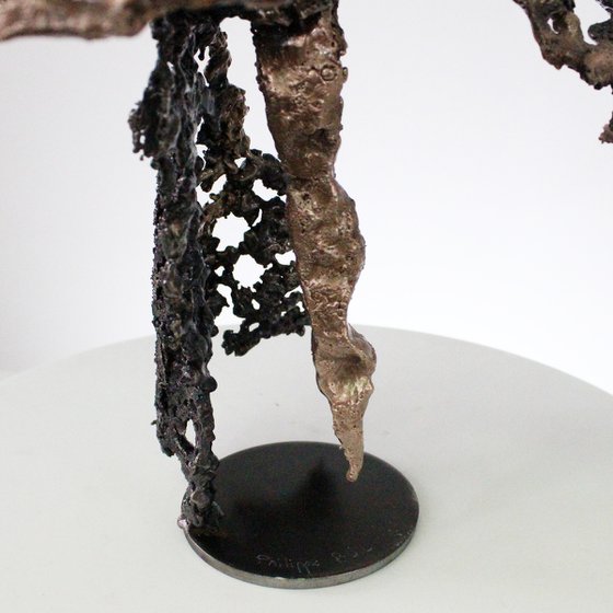 Evening of first - Sculpture dancer metal lace steel, bronze