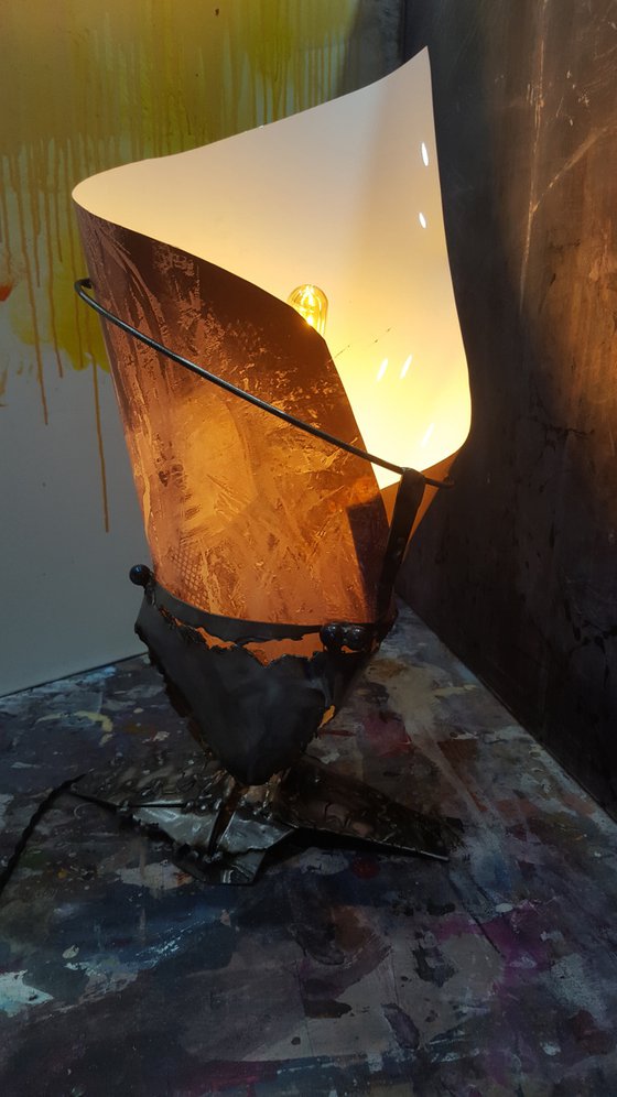 STUNNING WELDED IRON BRUTALIST LAMP WITH PAINTING LIGHT DETAIL BY KLOSKA O