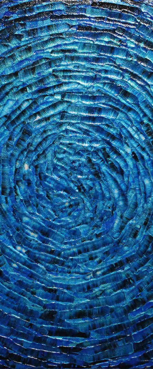 Pearly blue concentric shine by Jonathan Pradillon