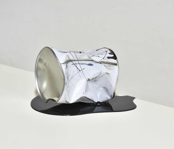 Le vieux pot de peinture noir