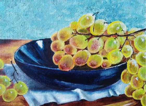 Autumn grapes on a blue plate
