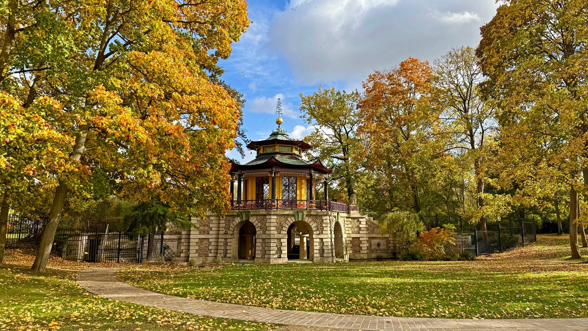 Photorealistic Landscape Photograph By Alex Cassels, 24 X 14, Le Pavillon Chinois En Automne, Original Artwork