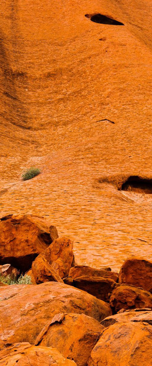 Uluru Detail I by Tom Hanslien