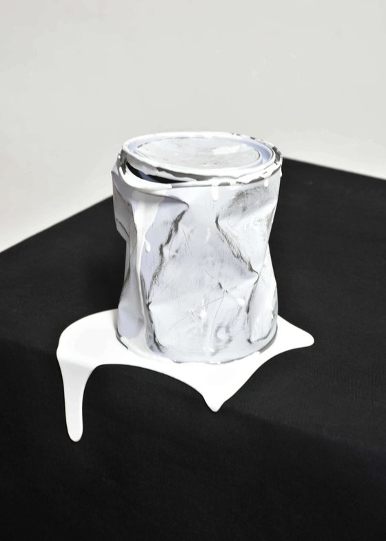 Le vieux pot de peinture blanc
