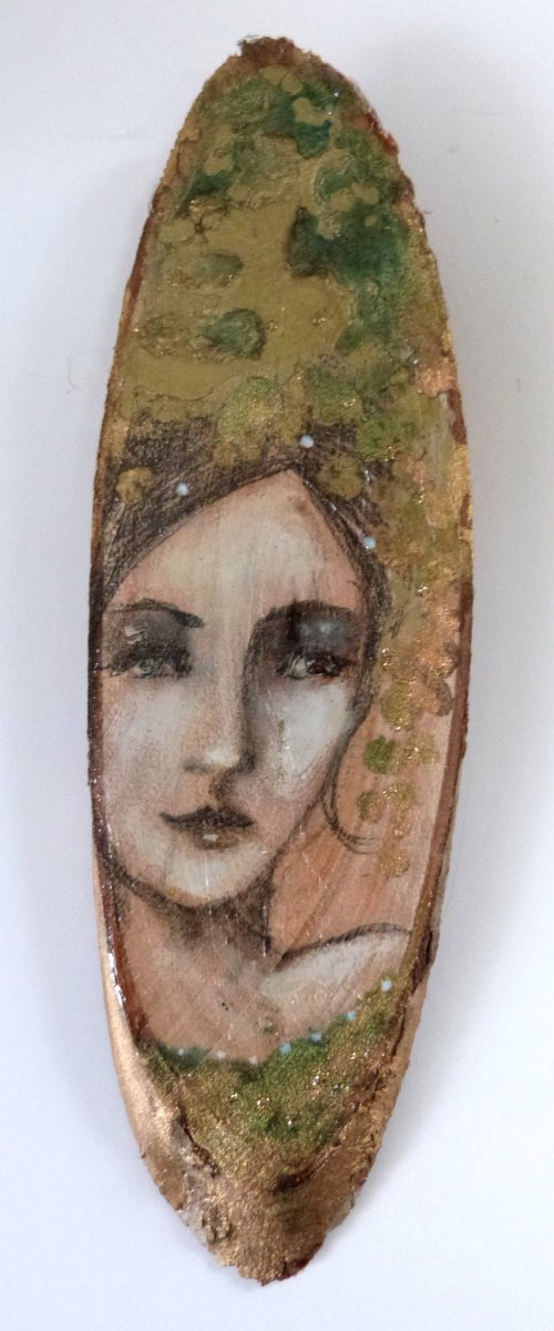 Cybele Gold. Portrait on a wooden log by Loetitia Pillault