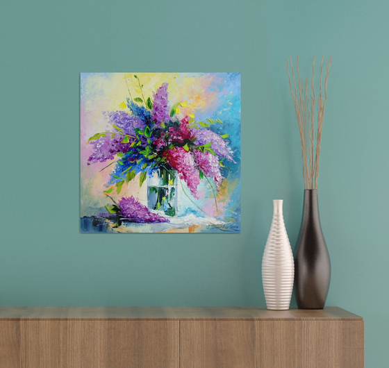 A bouquet of lilacs in a glass