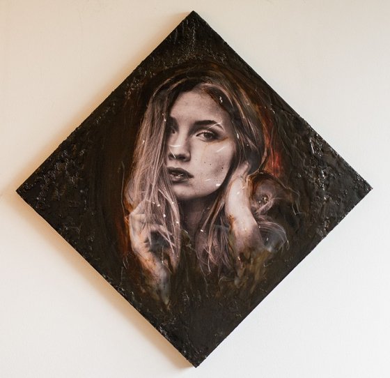 "The world to me" (70X70X3cm) - Unique portrait artwork on wood (abstract, portrait, gouache, original, painting, coffee, debris, acrylic, oil, watercolor, encaustics, beeswax, resin, wood)