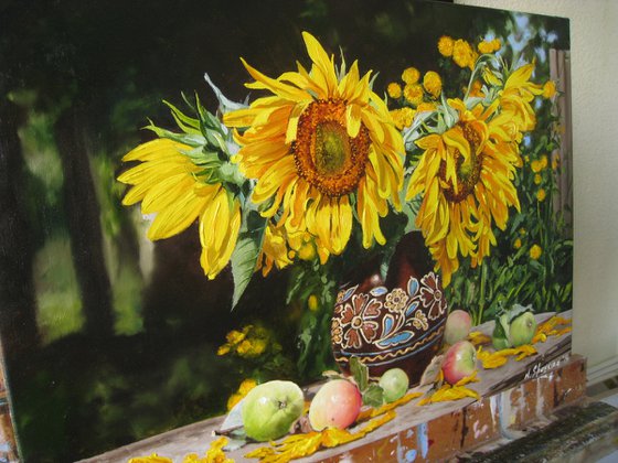 A bouquet of sunflowers in the Ukrainian ceramic jug