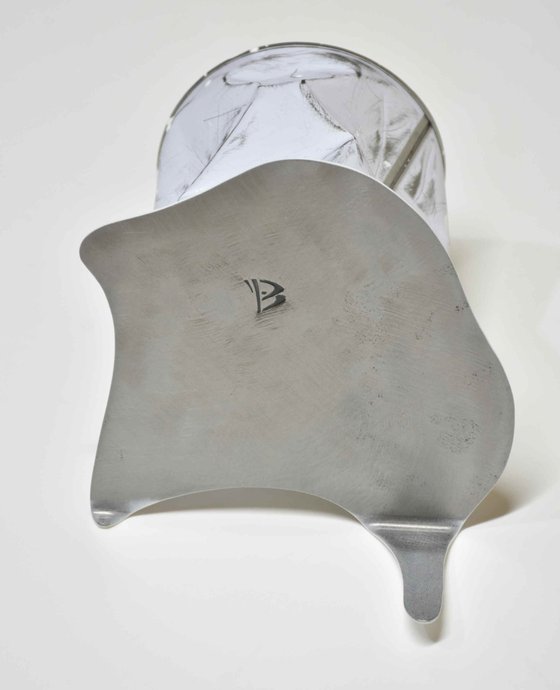 Le vieux pot de peinture blanc