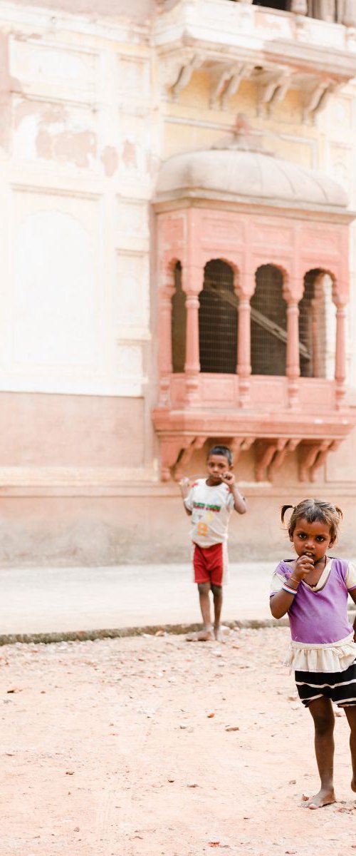 Begging Children in Amritsar by Tom Hanslien