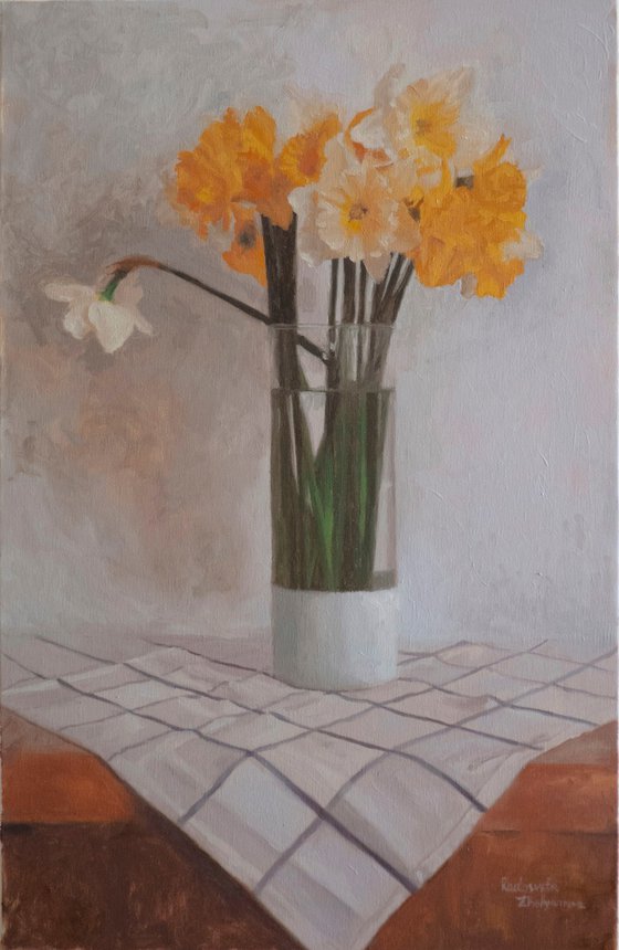 Yellow daffodils in a glass vase