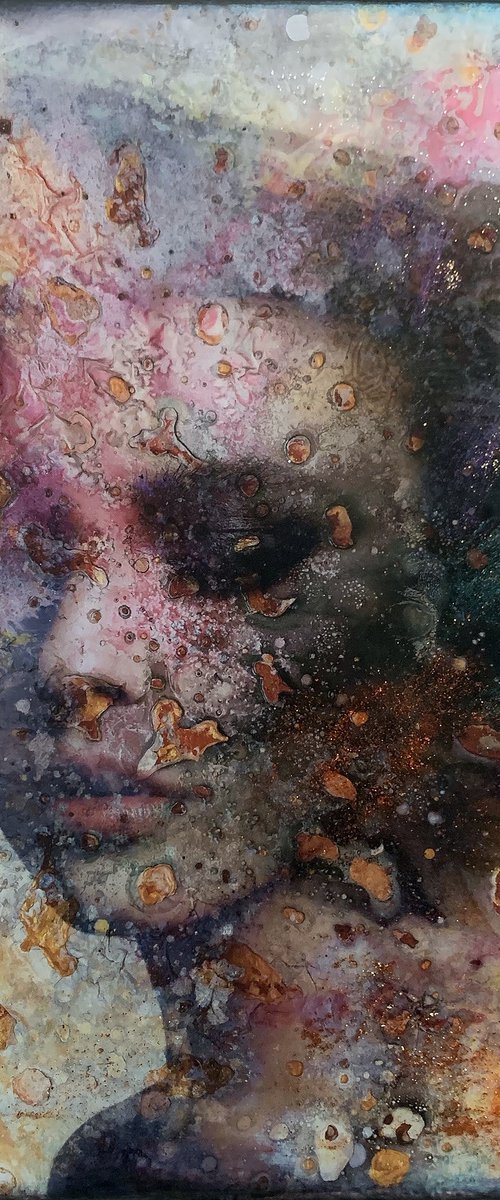 En Bass pink (small resin edition) by Karin Vermeer
